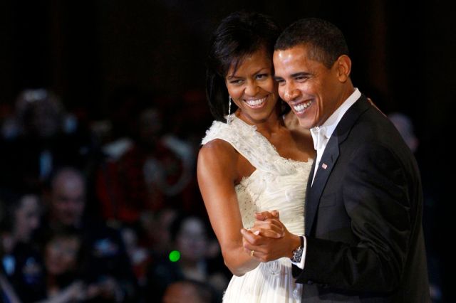 U.S. President Barack Obama and first lady Michelle Obama dance at the Commander-in-Chief Ball in Washington January 20, 2009. Obama took power as the first black U.S. president on Tuesday and quickly turned the page on the Bush years, urging Americans to rally to end the worst economic crisis in generations and repair the U.S. image abroad. REUTERS/Gary Hershorn (UNITED STATES) FOR BEST QUALITY AVAILABLE SEE GF2E51U07S201 - RTR23OFE
